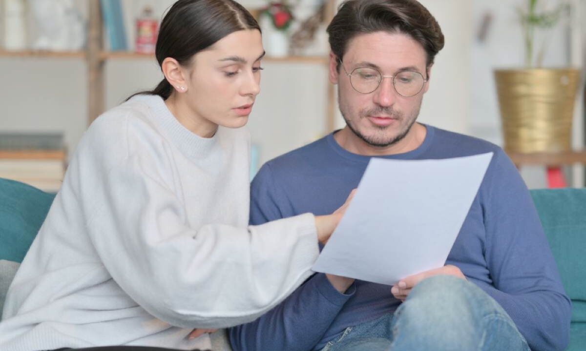 Coppia legge documento