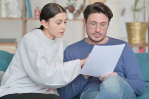 Coppia legge documento