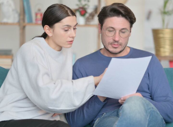 Coppia legge documento