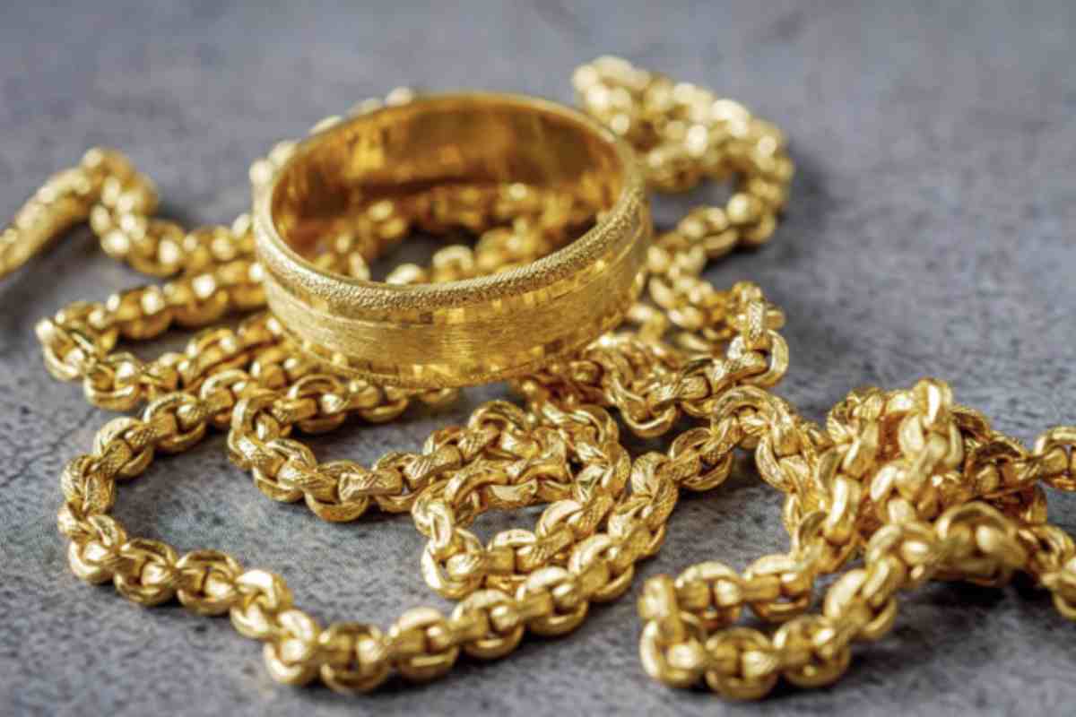 L’oro si conferma un bene rifugio per eccellenza, soprattutto in un contesto di tensioni geopolitiche persistenti e incertezze economiche mondiali.