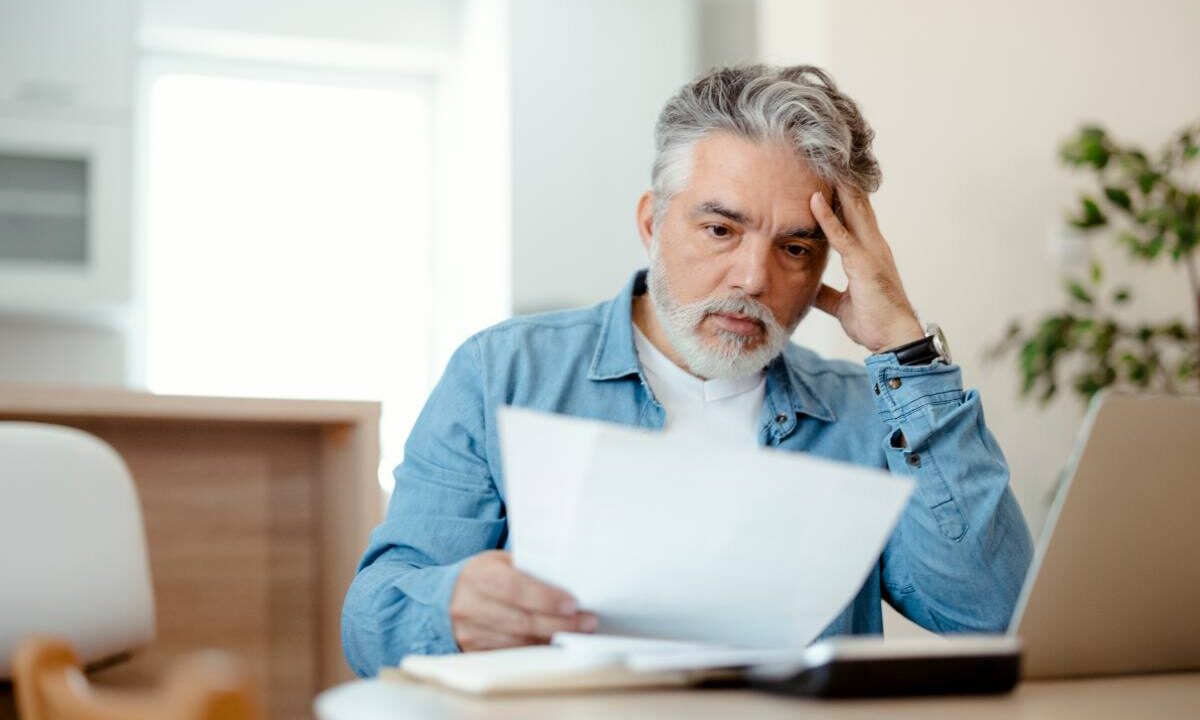 Uomo legge documento