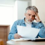 Uomo legge documento