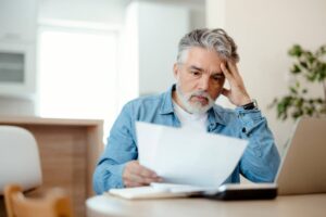 Uomo legge documento