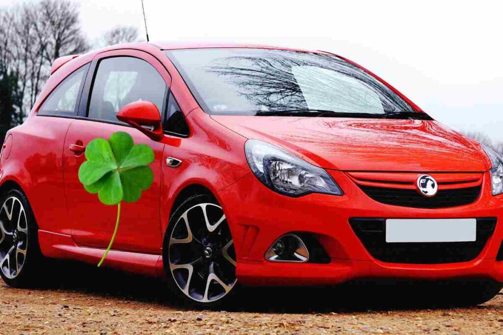 quadrifoglio sull'auto che significa