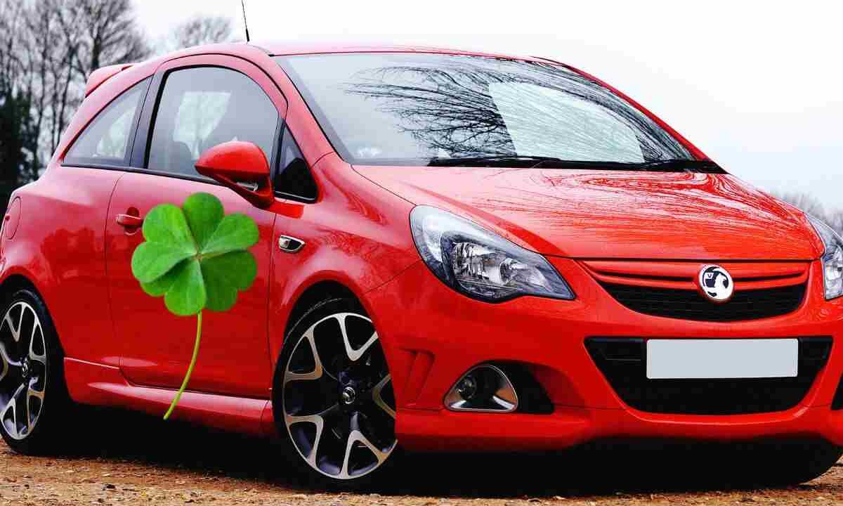 quadrifoglio sull'auto che significa