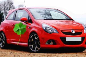 quadrifoglio sull'auto che significa