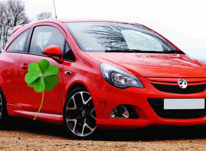 quadrifoglio sull'auto che significa