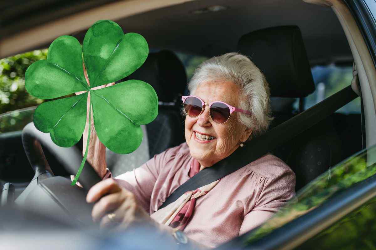 quadrifoglio sull'auto che significa