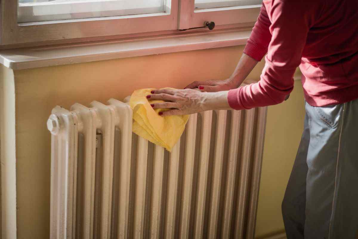 pulisci i termosifoni con il phon