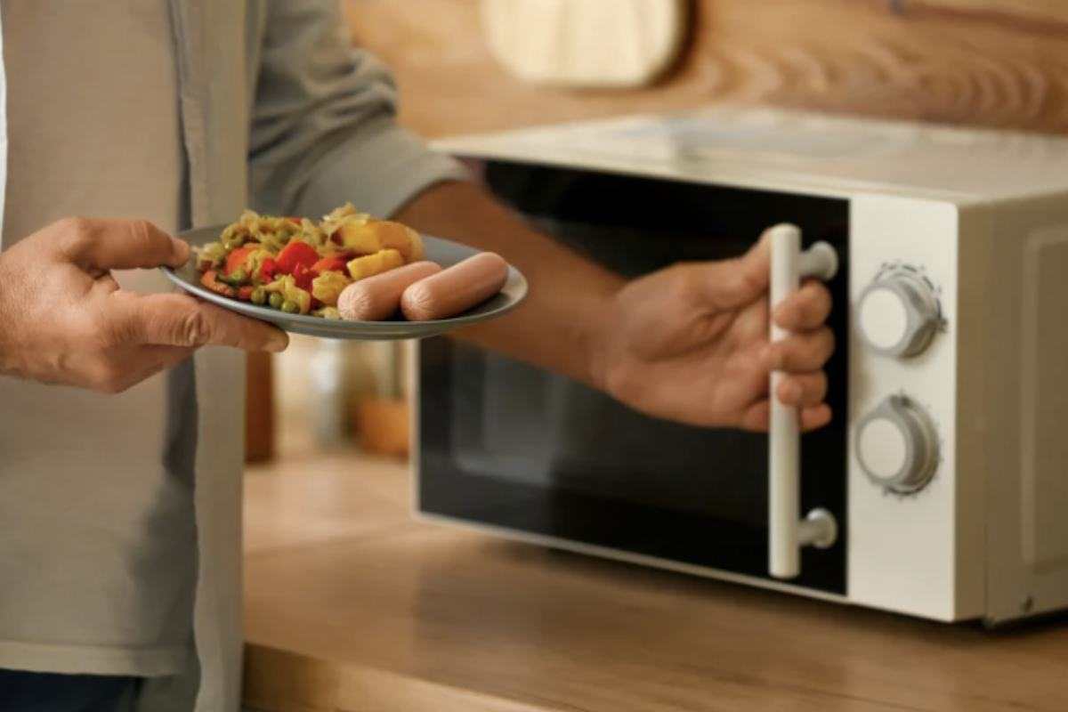 Oltre alle implicazioni per la salute, il microonde solleva anche preoccupazioni riguardo all’impatto ambientale.